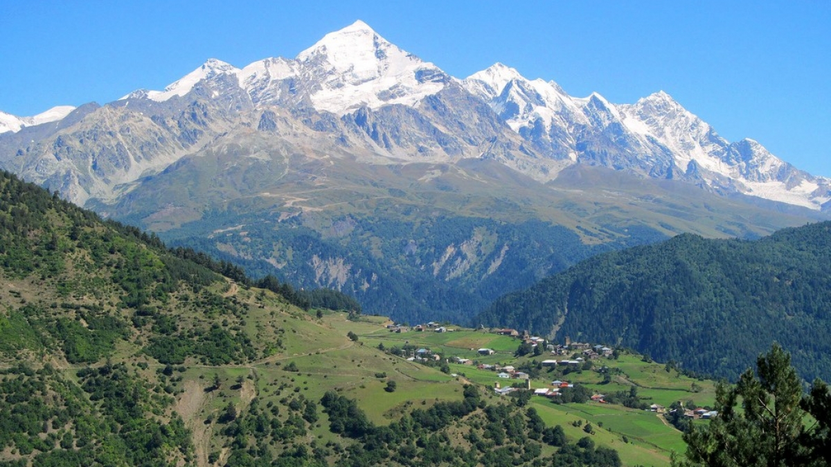 Гора Тетнульд и село Цвирми. Фото нашего гида Ирины Пряничниковой.
