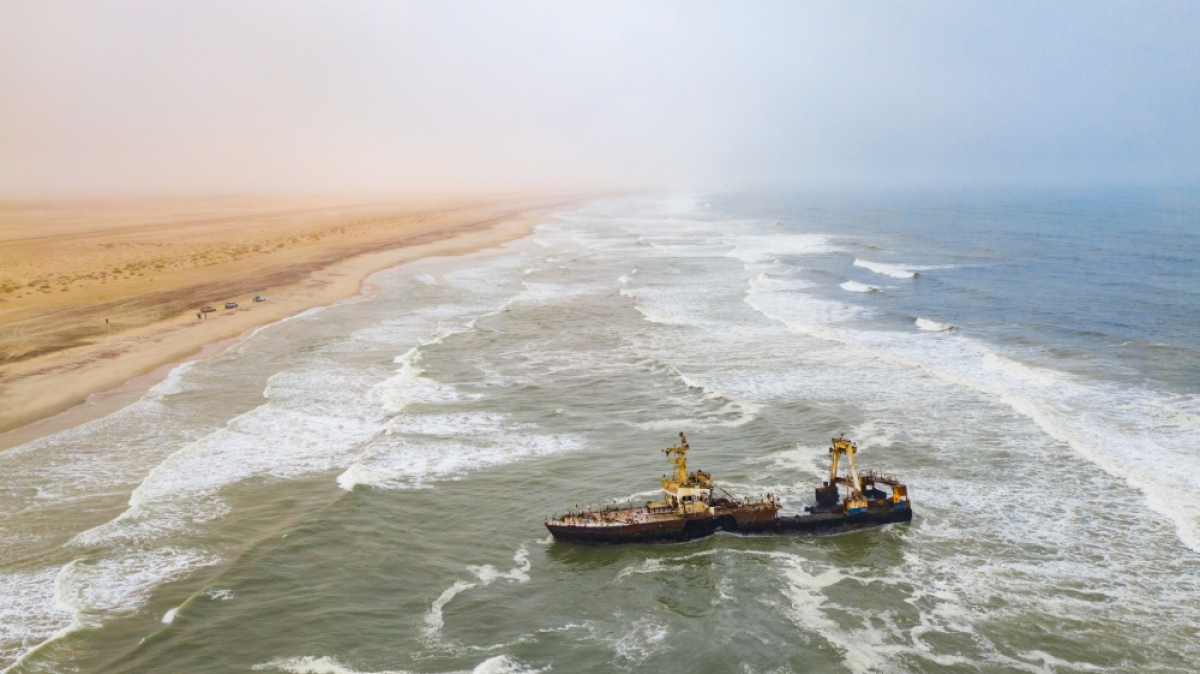 Затонувший корабль. Фото: наш гид Алексей Шорец