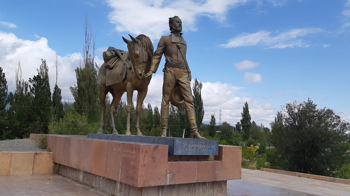 Памятник П.П. Семёнову-Тян-Шанскому. Фото Анатолия Жидкова
